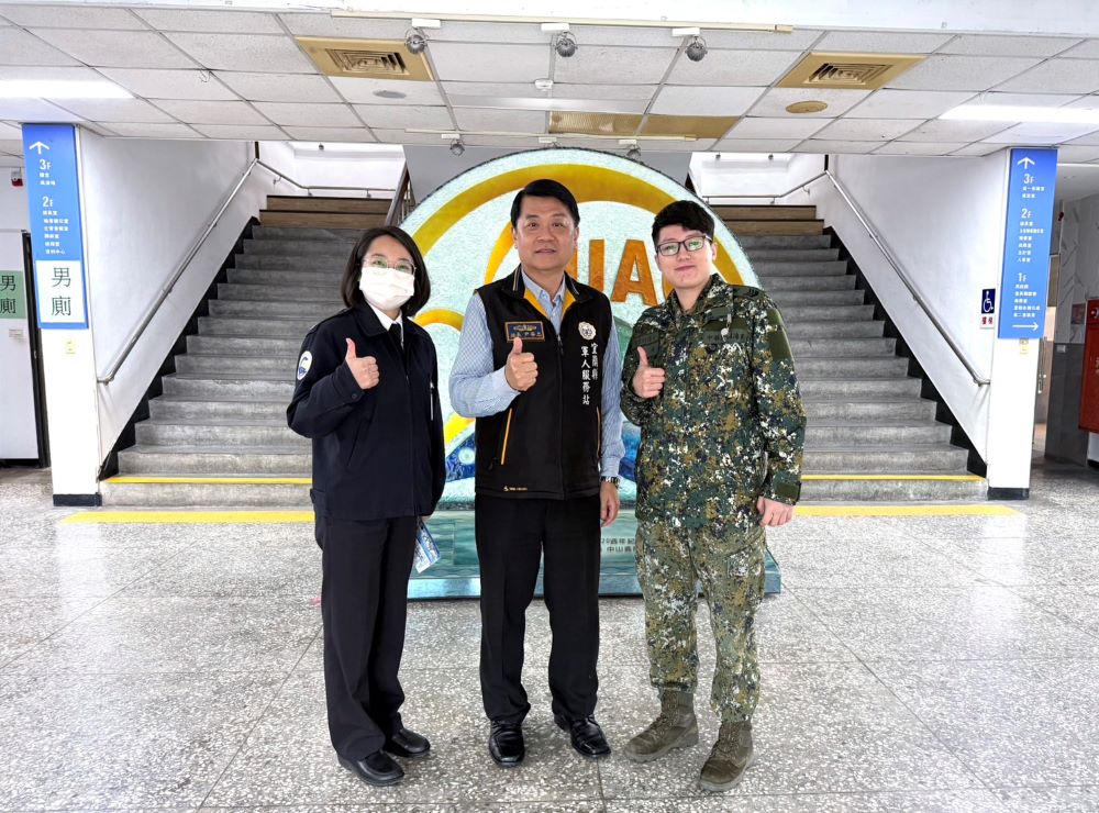 《圖說》海軍東部招募組專員到場積極鼓勵役男們加入國軍志願役行列。〈宜蘭軍服站提供〉